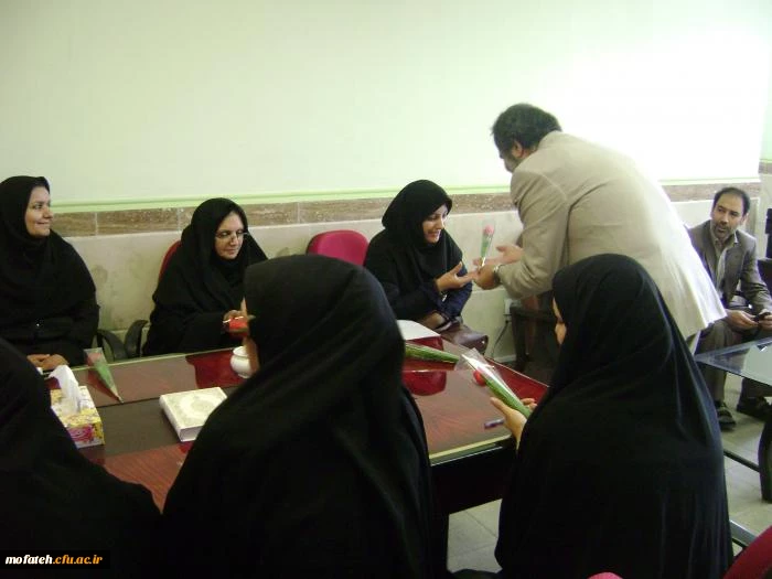 صبح چهارشنبه 11/2/92مقارن با تولد بانوی دو عالم حضرت فاطمه زهرا(س) طی مراسمی با حضور دکتر بیغمی، معاونت آموزشی، آقای فنایی، معاون اداری مالی، جمعی از استادان و کارکنان، از همکاران زن شاغل در پردیس تقدیر و تشکر به عمل آمد. در این مراسم آقای فنایی ضمن تبریک