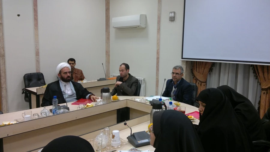 نخستین جلسه هم اندیشی مسوولین فرهنگی دانشگاه های تهران در لانه جاسوسی