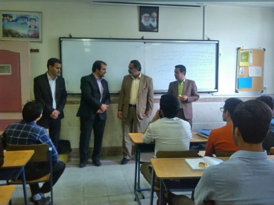 حضور مسئولان پردیس شهید مفتح در کلاس ها به مناسبت هفته گرامیداشت معلم 3