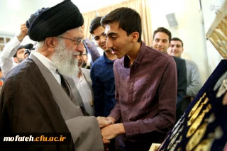 تقدیم مدال المپیاد ملی فیزیک توسط میلاد چراغعلی خانی به رهبر انقلاب اسلامی