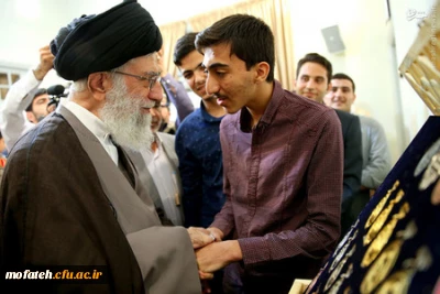 تقدیم مدال المپیاد ملی فیزیک توسط میلاد چراغعلی خانی به رهبر انقلاب اسلامی