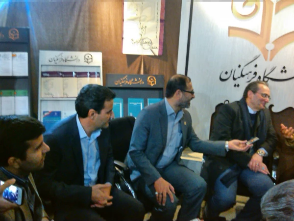 بازدید ریاست دانشگاه و دانشجویان پردیس شهید مفتح از غرفه دانشگاه در نمایشگاه دستاوردهای پژوهشی 3