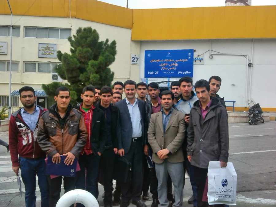 بازدید ریاست دانشگاه و دانشجویان پردیس شهید مفتح از غرفه دانشگاه در نمایشگاه دستاوردهای پژوهشی 4