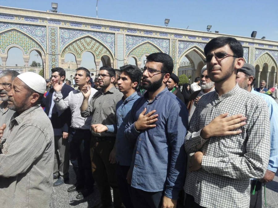 شرکت دانشجو معلمان پردیس در مراسم تشییع پیکر پاک دوتن از شهدای 4