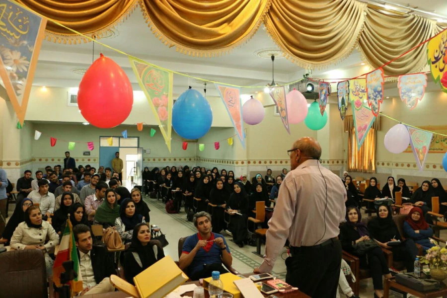 گروه راهنمایی ومشاوره همایش (هدف) را برگزار کرد. 2