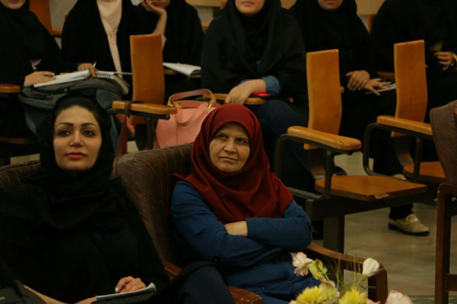 گروه راهنمایی ومشاوره همایش (هدف) را برگزار کرد. 2