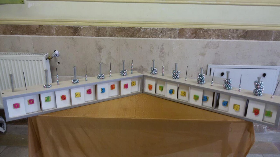 نمایشگاه دست سازه های داشجویان علوم تربیتی با شعار"اختلال یادگیری ، مانعی قابل عبور"