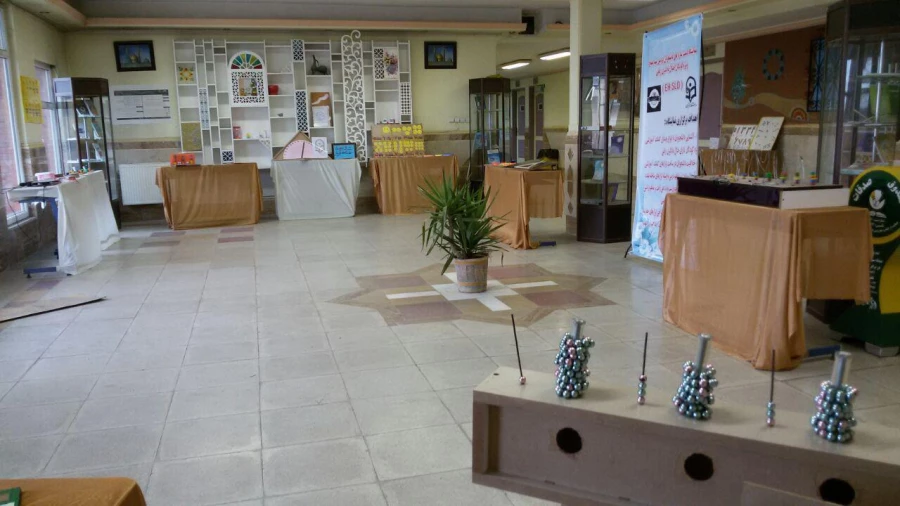 نمایشگاه دست سازه های داشجویان علوم تربیتی با شعار"اختلال یادگیری ، مانعی قابل عبور"