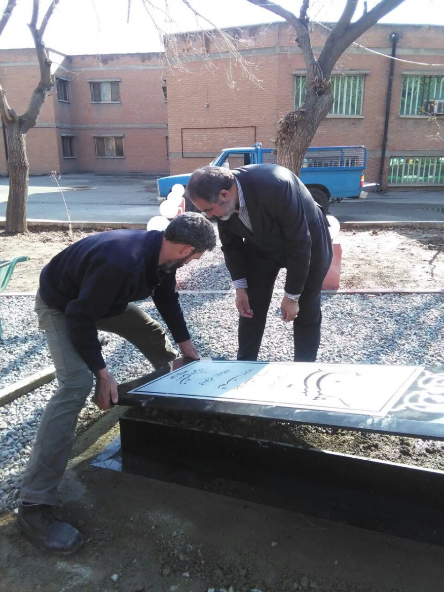 نصب سنگ قبر شهید گمنام