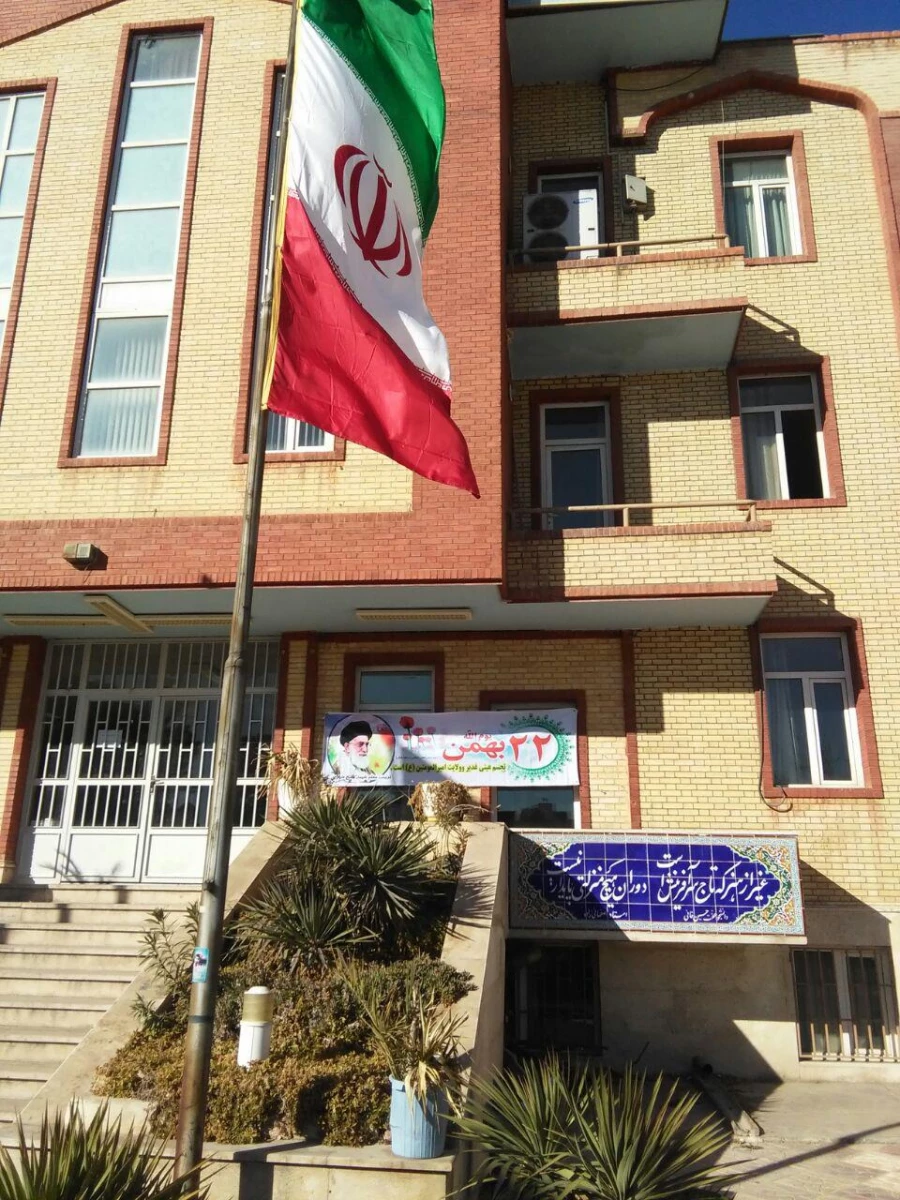 آماده سازی پردیس و آذین بندی به مناسبت دهه مبارک فجر