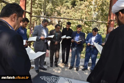 تلاوت قرآن مجید بر سر مزار شهید گمنام