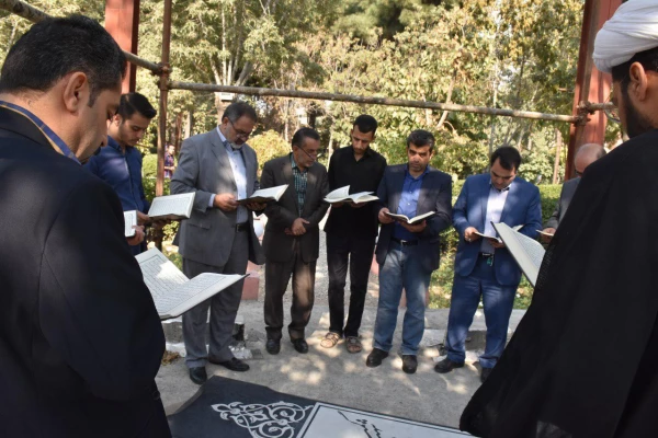 تلاوت قرآن مجید بر سر مزار شهید گمنام