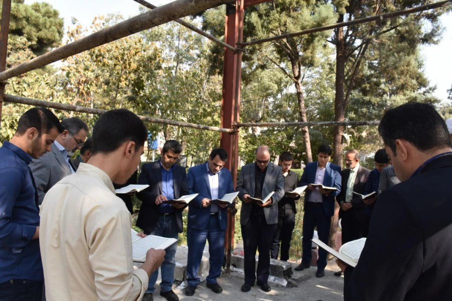 تلاوت قرآن مجید بر سر مزار شهید گمنام