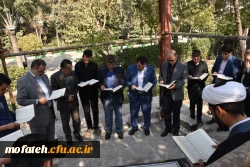 تلاوت قرآن مجید بر سر مزار شهید گمنام