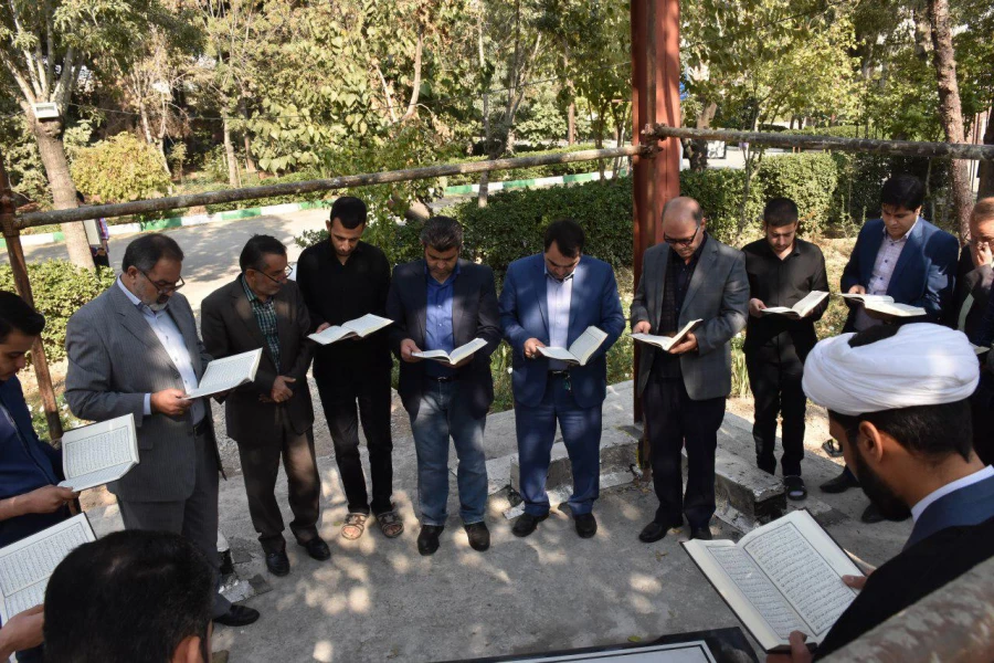 تلاوت قرآن مجید بر سر مزار شهید گمنام