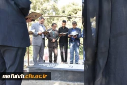 تلاوت قرآن مجید بر سر مزار شهید گمنام