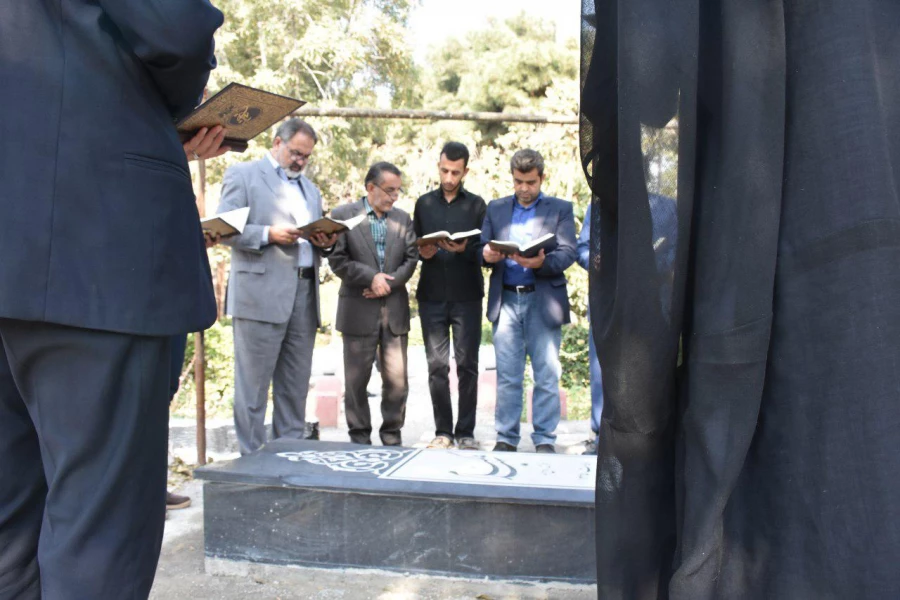 تلاوت قرآن مجید بر سر مزار شهید گمنام