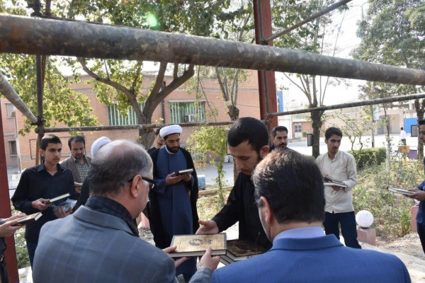 تلاوت قرآن مجید بر سر مزار شهید گمنام