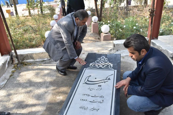 تلاوت قرآن مجید بر سر مزار شهید گمنام