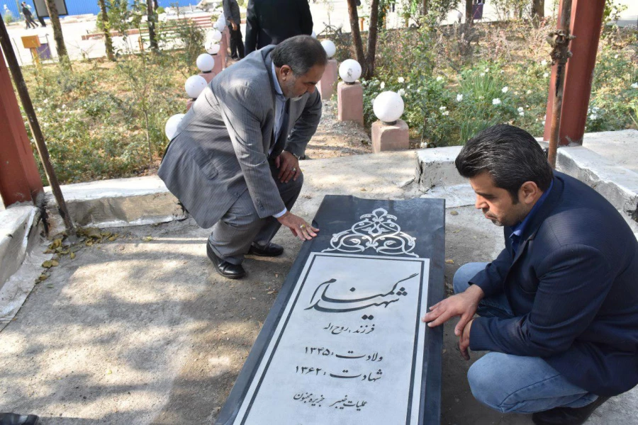 تلاوت قرآن مجید بر سر مزار شهید گمنام