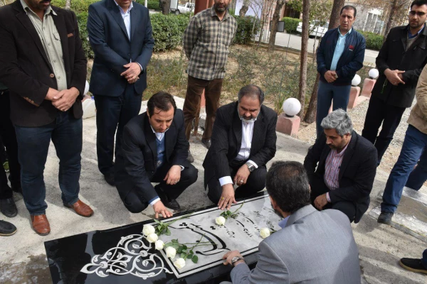 حضور شهردار ناحیه 5 و همکارانشان بر سر مزار شهید گمنام
