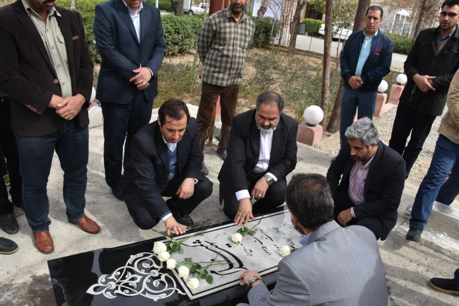 حضور شهردار ناحیه 5 و همکارانشان بر سر مزار شهید گمنام