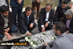 حضور شهردار ناحیه 5 و همکارانشان بر سر مزار شهید گمنام