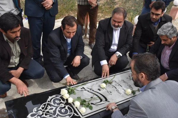 حضور شهردار ناحیه 5 و همکارانشان بر سر مزار شهید گمنام