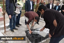 حضور شهردار ناحیه 5 و همکارانشان بر سر مزار شهید گمنام