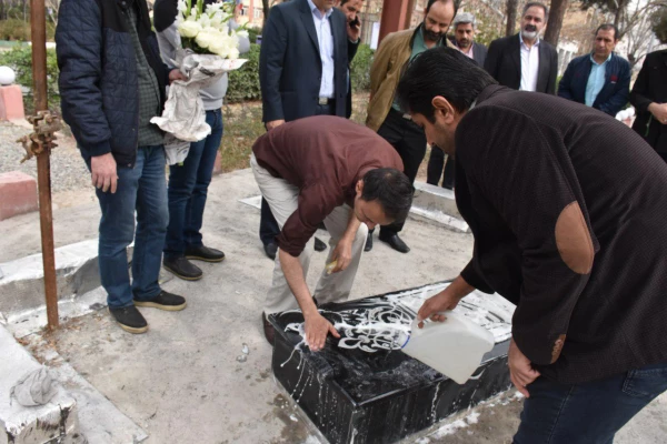 حضور شهردار ناحیه 5 و همکارانشان بر سر مزار شهید گمنام