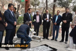 حضور شهردار ناحیه 5 و همکارانشان بر سر مزار شهید گمنام