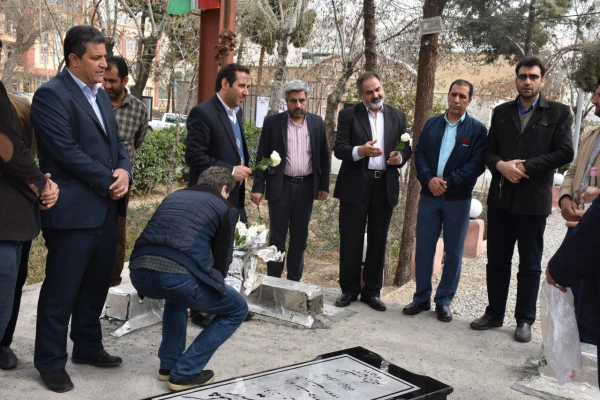 حضور شهردار ناحیه 5 و همکارانشان بر سر مزار شهید گمنام