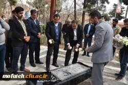 حضور شهردار ناحیه 5 و همکارانشان بر سر مزار شهید گمنام