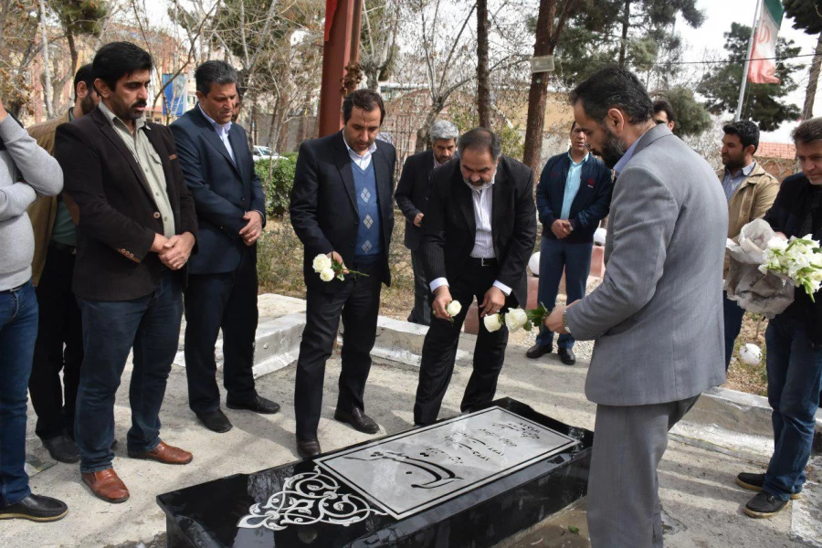 حضور شهردار ناحیه 5 و همکارانشان بر سر مزار شهید گمنام
