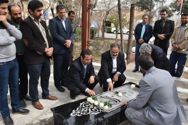 حضور شهردار ناحیه 5 و همکارانشان بر سر مزار شهید گمنام