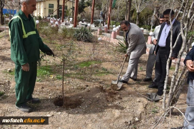 کاشت درخت در بوستان شهید به مناسبت روز درختکاری