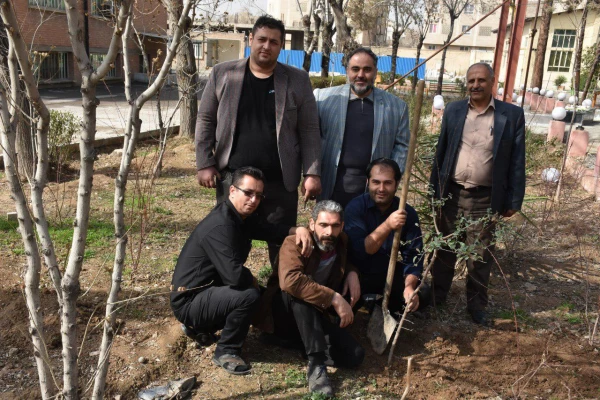 کاشت درخت در بوستان شهید