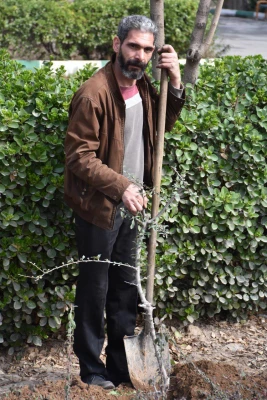 کاشت درخت در بوستان شهید