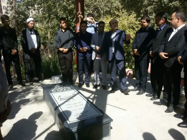 اجتماع جمعی از مسئولان ،اساتید،کارکنان و دانشجو معلمان بر سر مزار شهید گمنام پردیس شهید مفتح 2