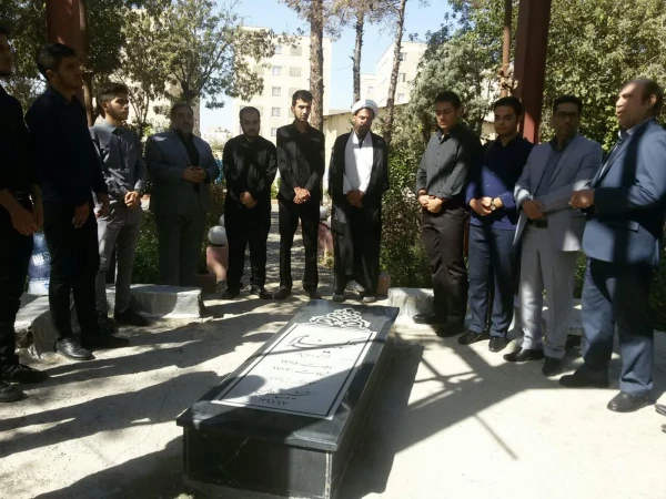 اجتماع جمعی از مسئولان ،اساتید،کارکنان و دانشجو معلمان بر سر مزار شهید گمنام پردیس شهید مفتح 3