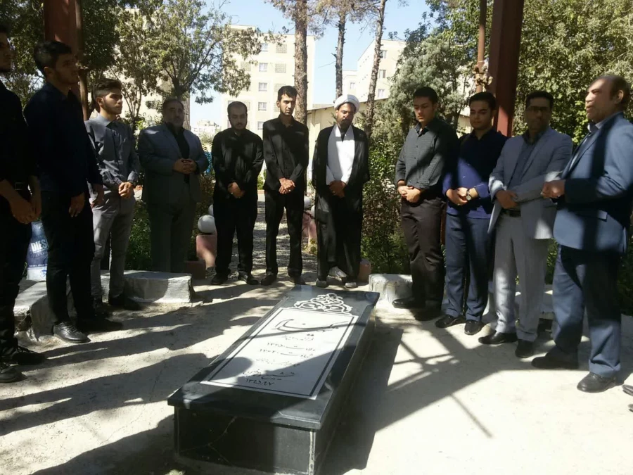 اجتماع جمعی از مسئولان ،اساتید،کارکنان و دانشجو معلمان بر سر مزار شهید گمنام پردیس شهید مفتح 3
