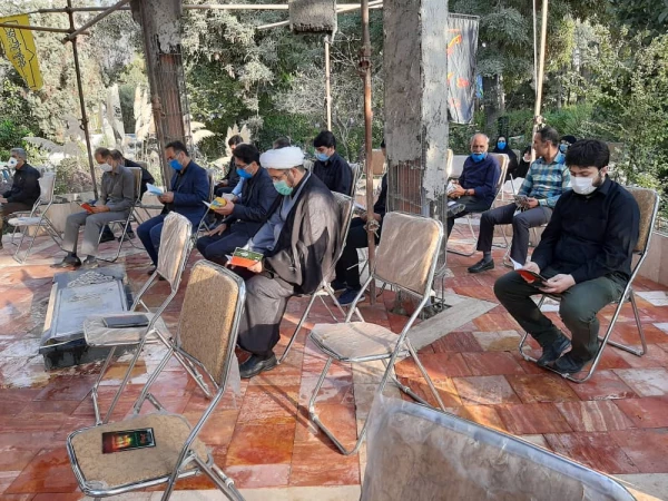 به مناسبت فرا رسیدن ایام سوگواری شهادت سرور و سالار شهیدان، حضرت امام حسین(ع)، برنامه قرائت زیارت عاشورا در جوار مزار شهید گمنام پردیس شهید مفتح شهرری برگزار گردید. 2