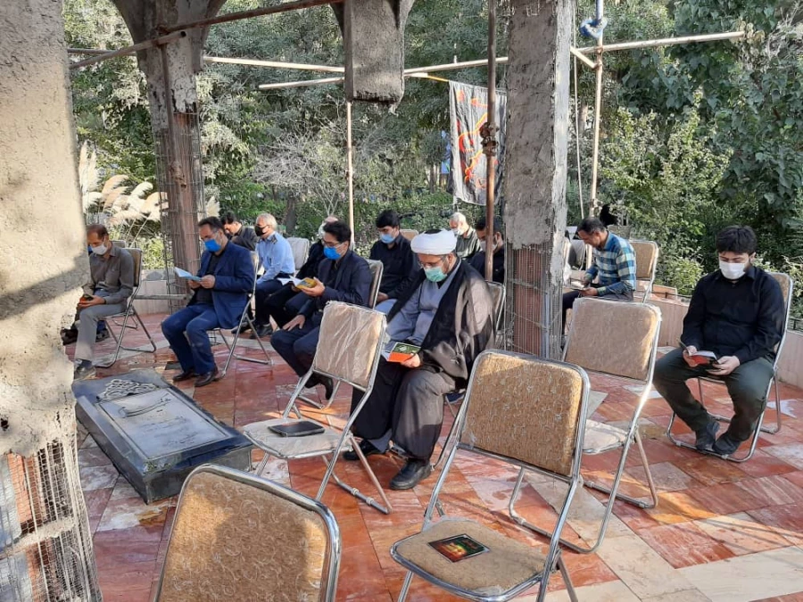 به مناسبت فرا رسیدن ایام سوگواری شهادت سرور و سالار شهیدان، حضرت امام حسین(ع)، برنامه قرائت زیارت عاشورا در جوار مزار شهید گمنام پردیس شهید مفتح شهرری برگزار گردید. 3