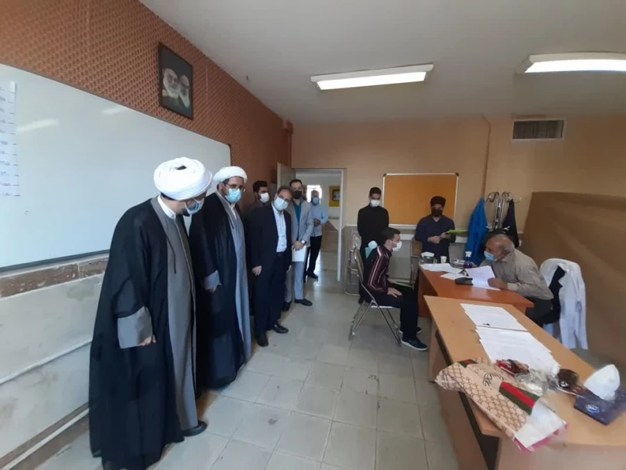 بازدید حجج الاسلام آقایان علیخانى و آذرنیوند معاونان محترم نهاد نمایندگى مقام معظم رهبرى پردیس هاى استان تهران از فرآیند مصاحبه هاى تخصصى
 4