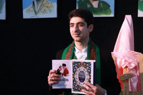 حضور دانشجو معلم ارجمند سیدمهدی طباطبایی راد و مدرس گرامی جناب آقای حسین پاک سرشت در مراسم  رونمایی از دو کتاب آنان؛ «مکتب حاج قاسم چراغ راه ملت» و «قرار بی قراری تا بهشت» 