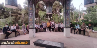 دورهمی دانشجویان در جوار مزار شهید گمنام پردیس شهید مفتح.