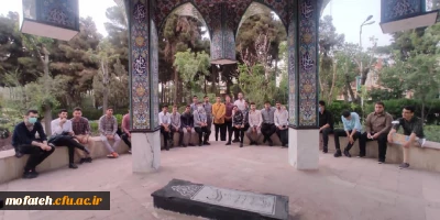 دورهمی دانشجویان در جوار مزار شهید گمنام پردیس شهید مفتح.