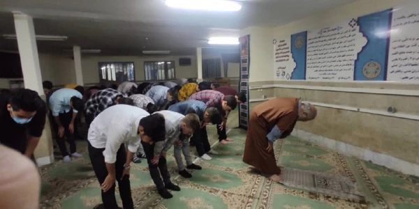 برگزاری نماز مغرب و عشا در نمازخانه خوابگاه دانشجویی پردیس شهید مفتح.