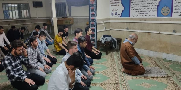 برگزاری نماز مغرب و عشا در نمازخانه خوابگاه دانشجویی پردیس شهید مفتح.