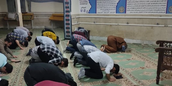 برگزاری نماز مغرب و عشا در نمازخانه خوابگاه دانشجویی پردیس شهید مفتح.